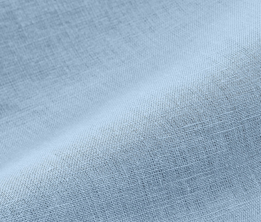 Zbliżenie na jasnoniebieską pościel lnianą w standardowym rozmiarze.