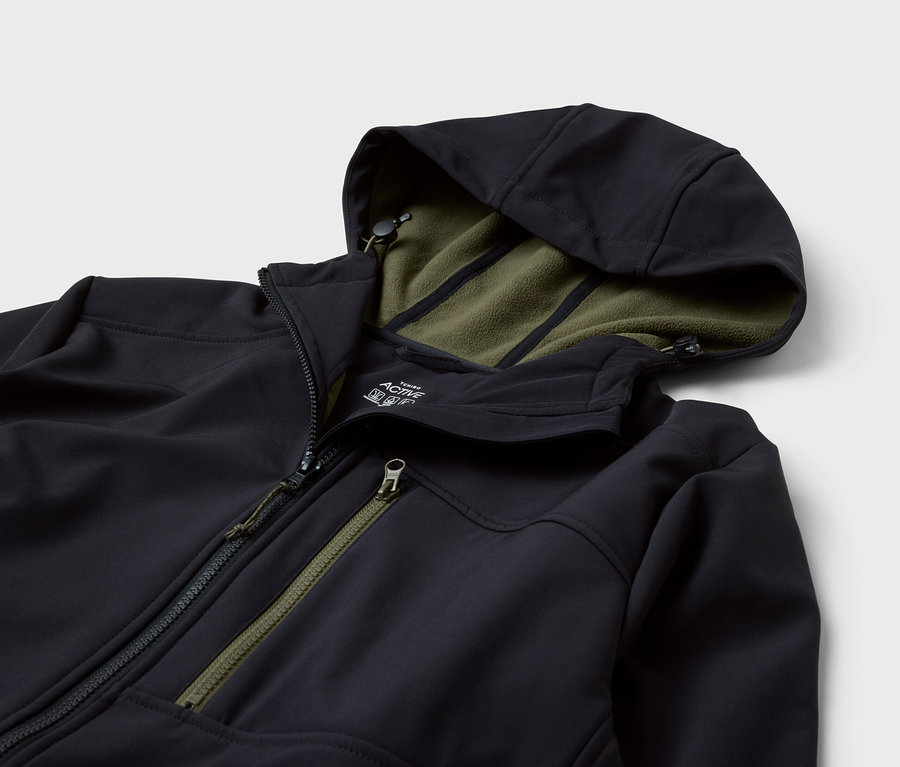 Czarna kurtka z kapturem i oliwkową podszewką.