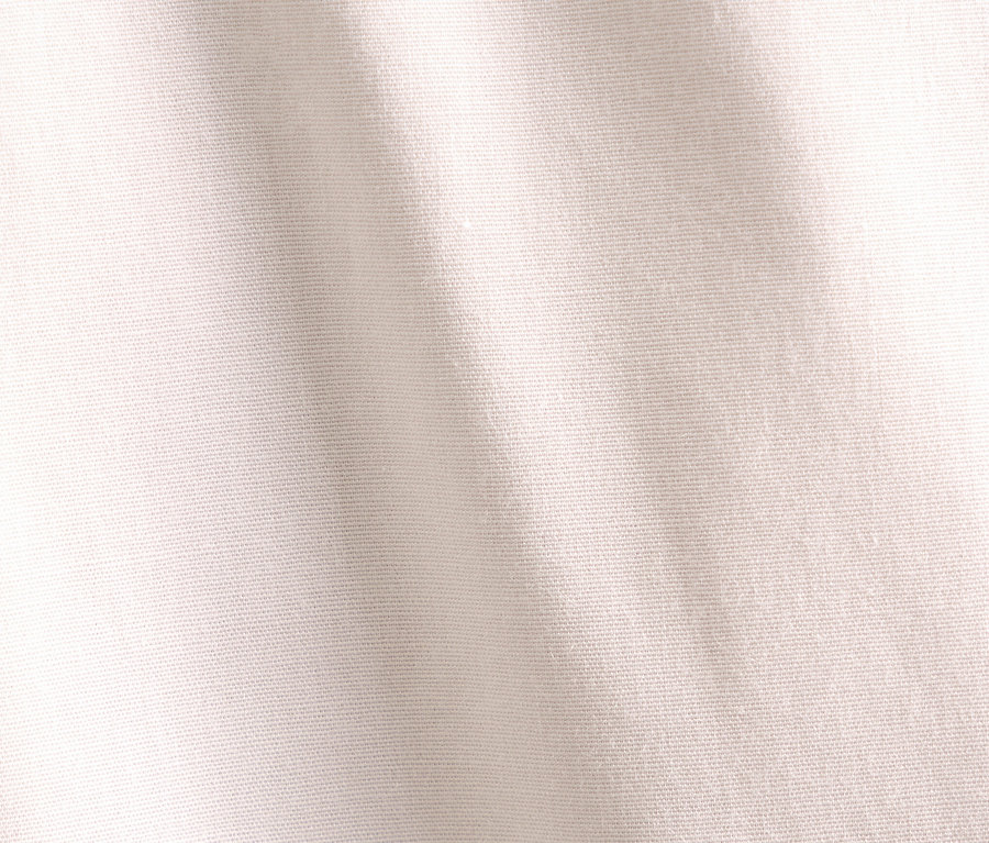 Zbliżenie na popelinową koszulę z detalami w kratę Seidensticker.