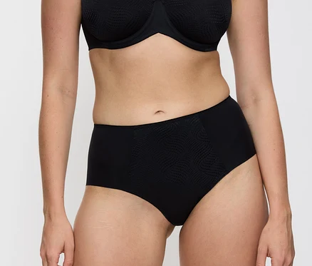 Kobieta w czarnym biustonoszu i czarnych figach typu hipster Triumph Essential „Minimizer Hipster X” z teksturowanym wzorem.