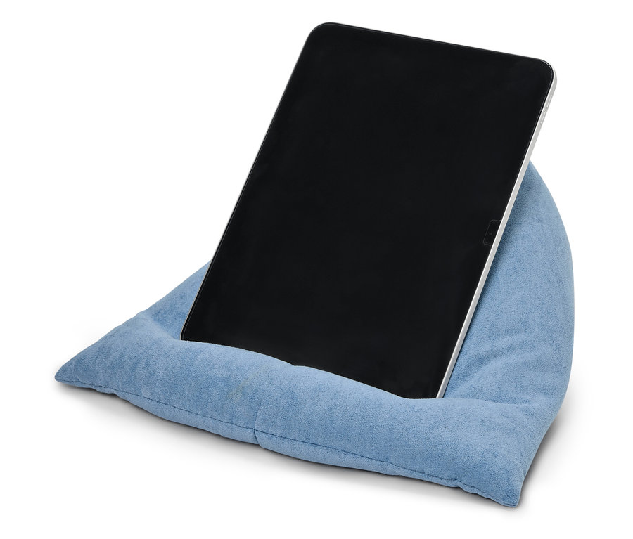 Tablet oparty o niebieską poduszkę.