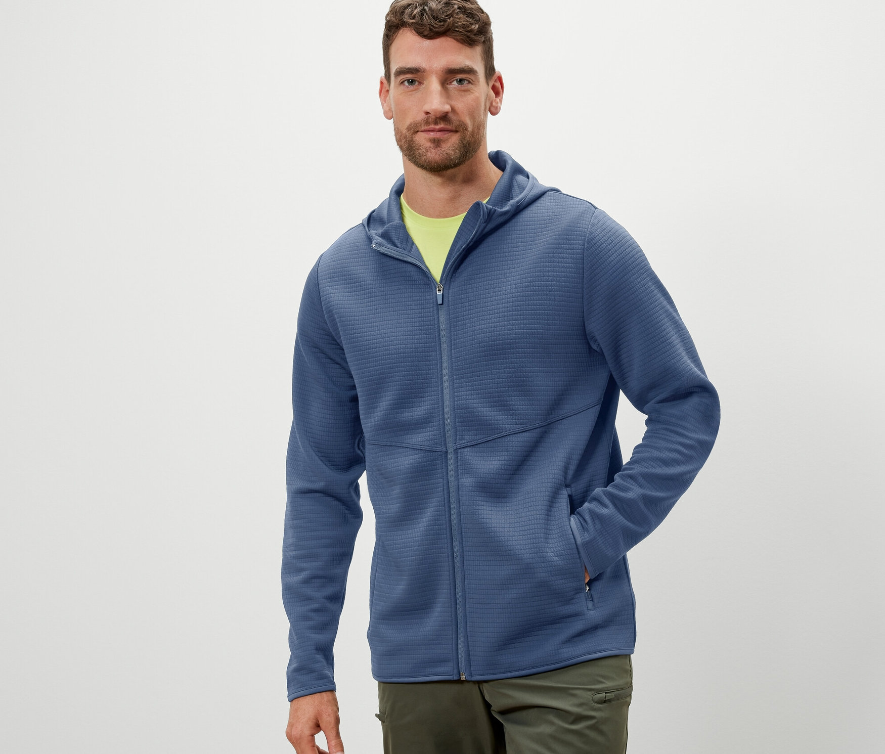 Mężczyzna ma na sobie bluzę funkcyjną.