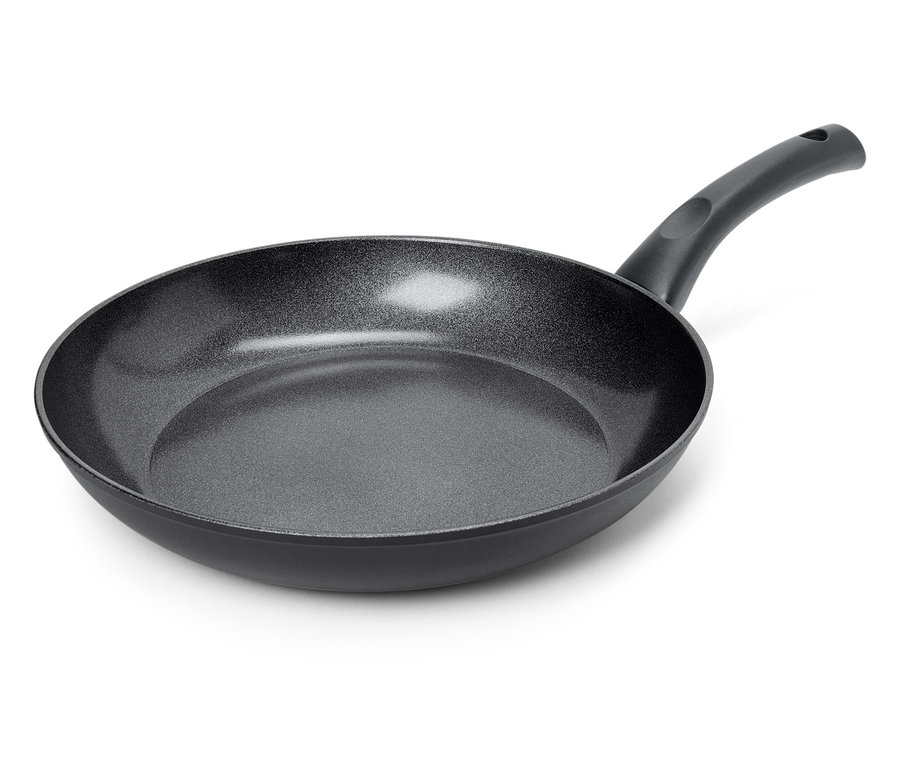 Czarna patelnia z rączką na białym tle.