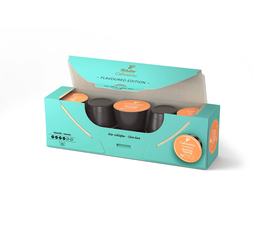 Otwarte, jasnoniebieskie opakowanie Cafissimo Flavoured Espresso - Buttertoffee z 10 kapsułkami, kapsułki są brązowe.