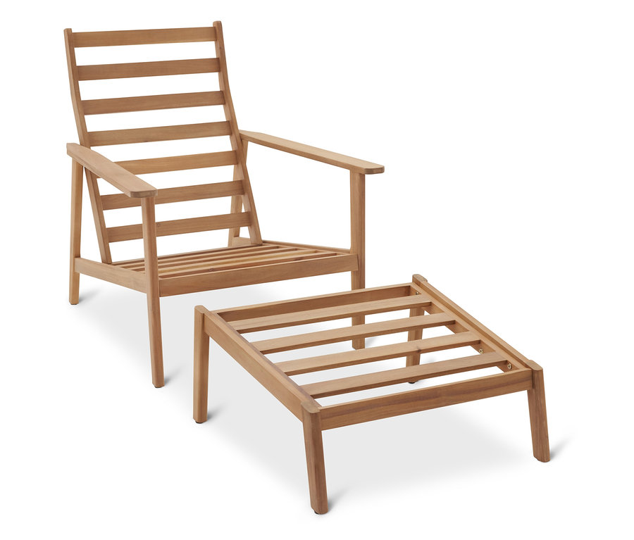 Drewniany fotel z podnóżkiem.