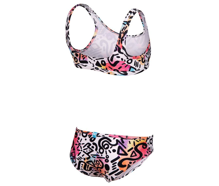 Białe bikini z kolorowymi geometrycznymi wzorami, składające się z topu i majtek.