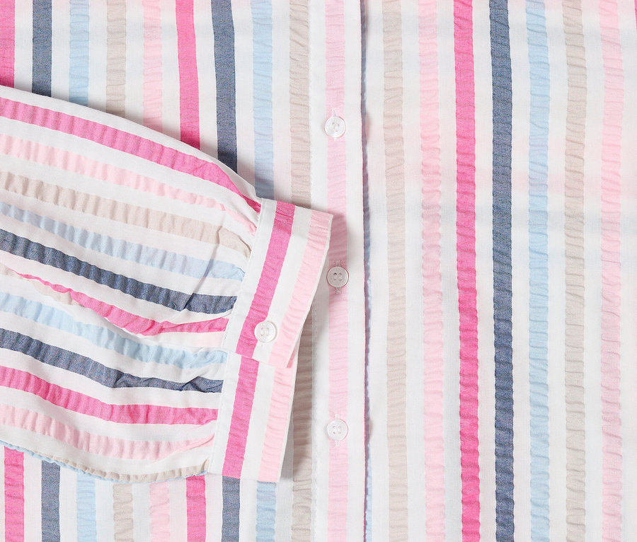 Zbliżenie na bluzkę koszulową CECIL w paski w kolorach różowym, szarym, niebieskim i białym, z kołnierzykiem i zapięciem na guziki.