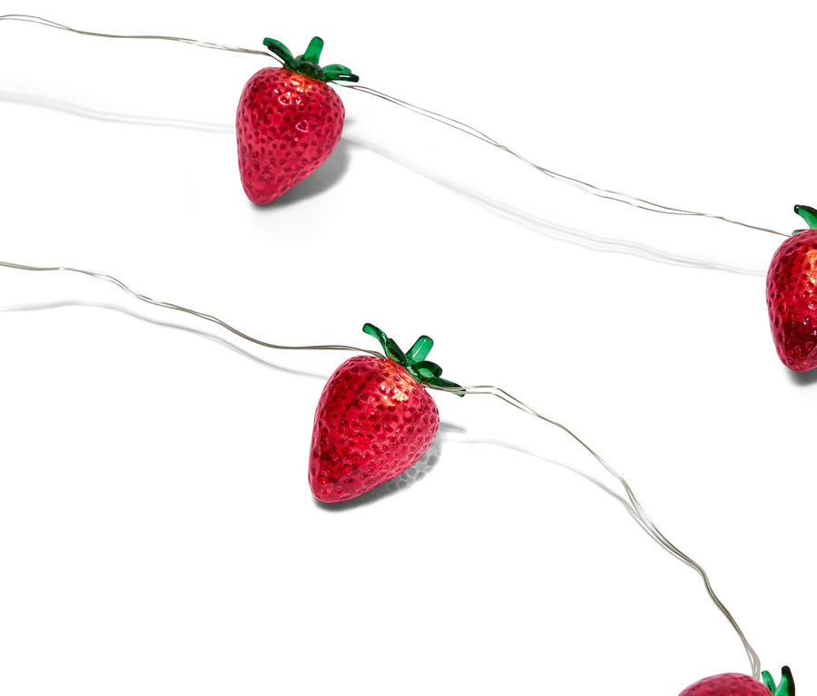 Światełka w kształcie truskawek na białym tle.
