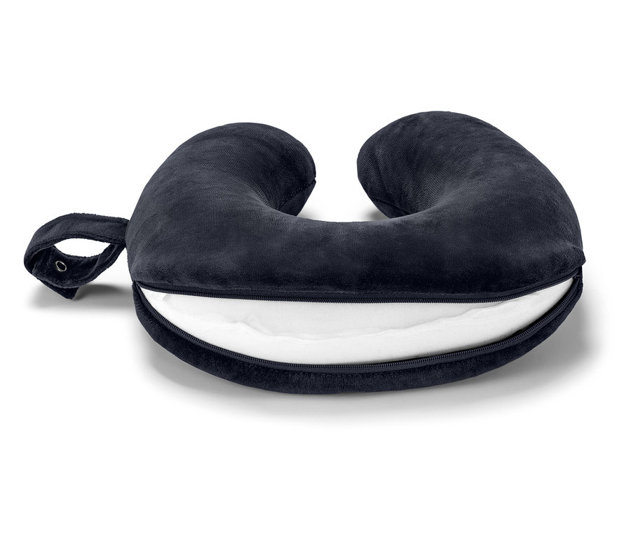 Niebieska poduszka podróżna z uchwytem i zamkiem błyskawicznym leży na białej powierzchni.