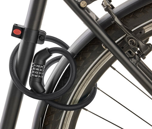 Czarna blokada rowerowa z kodem numerycznym owinięta wokół ramy roweru.