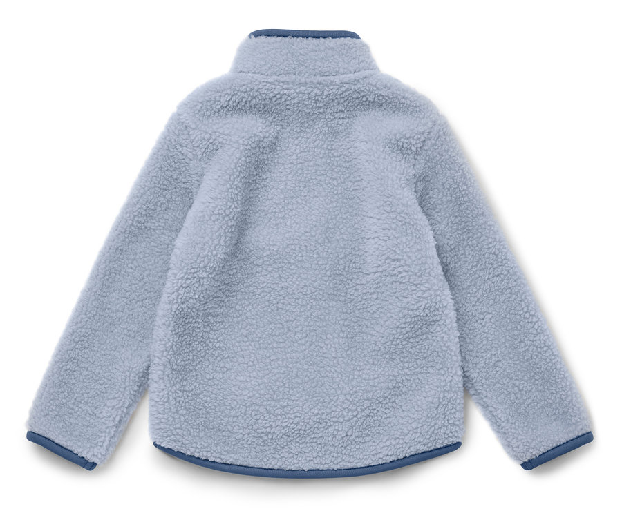 Jasnoniebieska kurtka polarowa z granatowymi mankietami i kołnierzem, sfotografowana od tyłu.