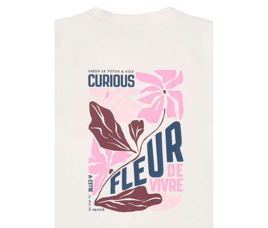 Zbliżenie bluzy CECIL z motywem kwiatowym i napisem "Curious" i "Fleur de Vivre".