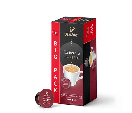 Czerwono-czarne opakowanie Tchibo Cafissimo Espresso Intense Aroma z 30 kapsułkami, przedstawiające białą filiżankę espresso, stoi obok pojedynczej ciemnoczerwonej kapsułki.