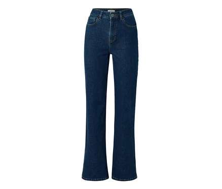 Ciemnoniebieskie dżinsy bootcut o fasonie „Lou” na białym tle.