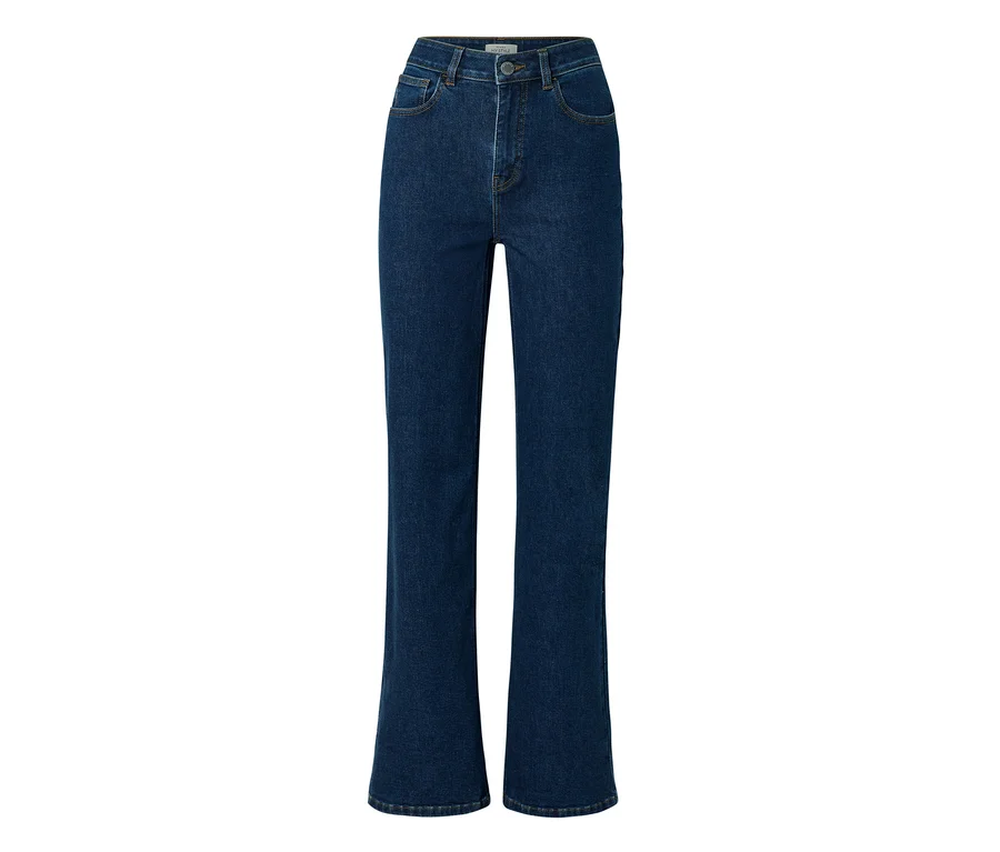 Ciemnoniebieskie dżinsy bootcut o fasonie „Lou” na białym tle.