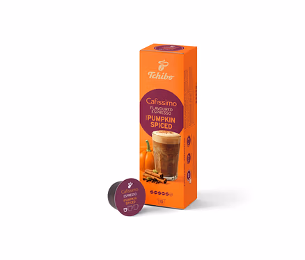 Pomarańczowe opakowanie kapsułek kawy Cafissimo Flavoured Espresso Pumpkin Spiced z obrazkiem latte, dyniami i cynamonem. Przed nim leży ciemnofioletowa kapsułka.