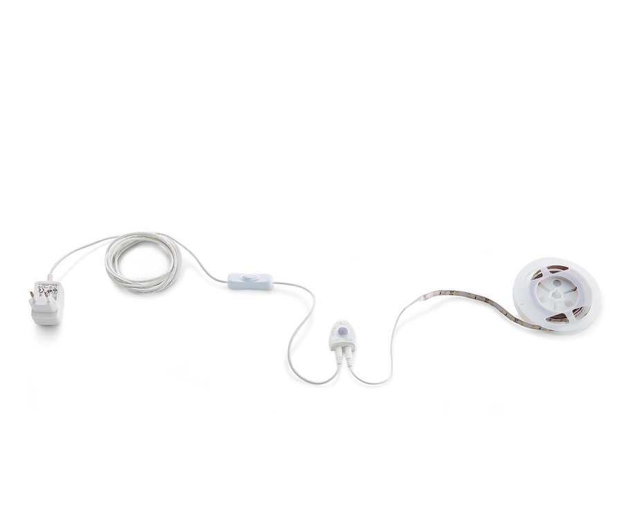 Biała listwa świetlna LED z zasilaczem i pilotem na białym tle.