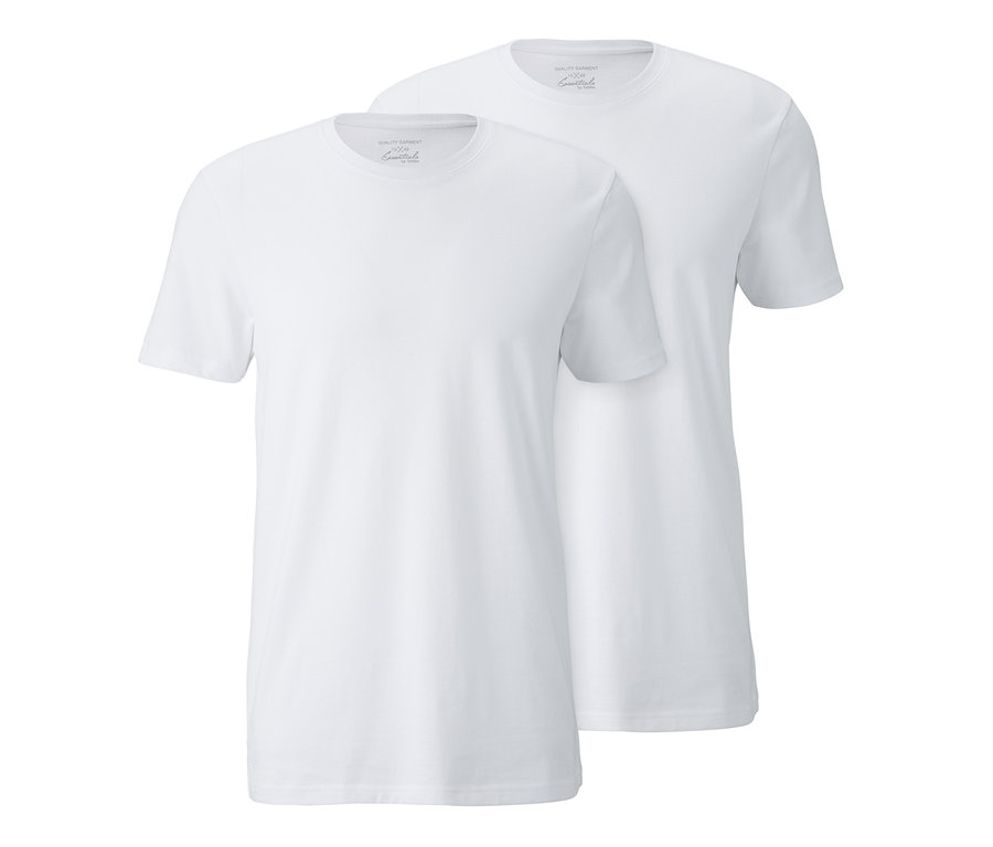 Dwa białe t-shirty męskie.