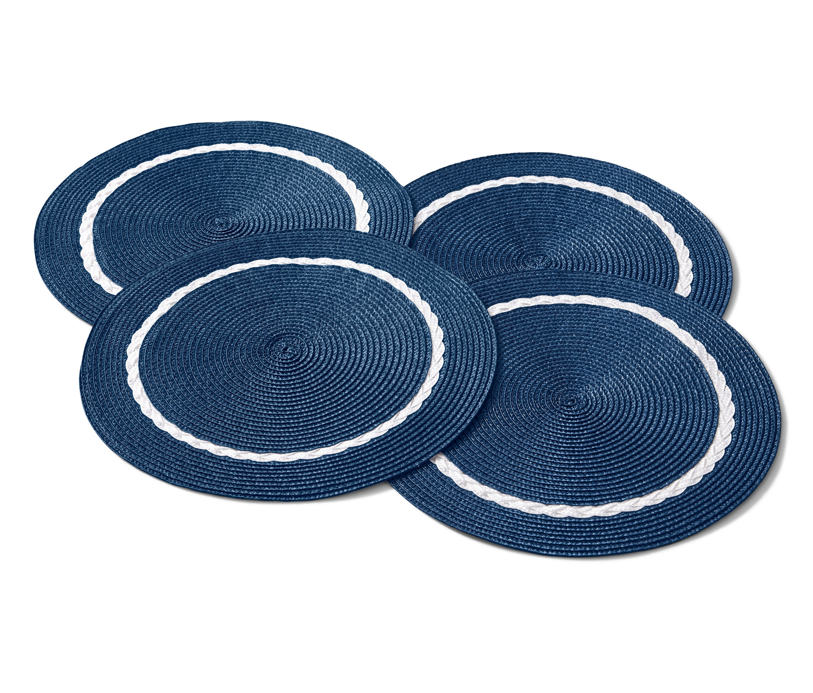 Cztery niebieskie podkładki pod talerze.