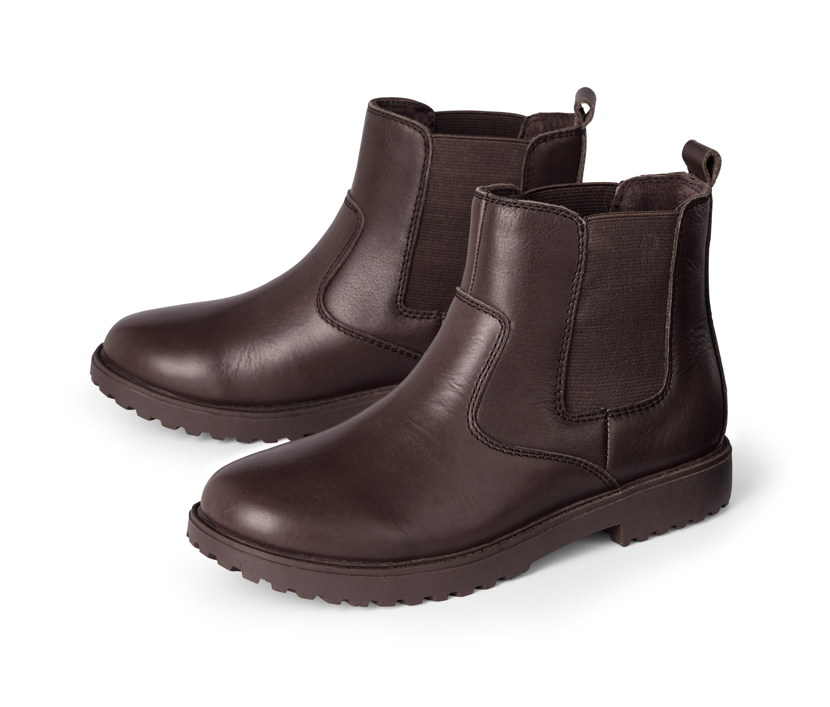 Dwa brązowe skórzane botki na białym tle.