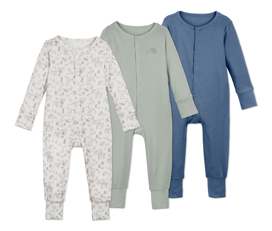 Trzy bawełniane piżamy z długimi rękawami i nogawkami. Jedna piżama jest biała we wzory zwierzęce, druga jasnozielona, a trzecia niebieska.