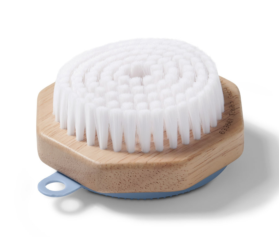 Szczoteczka do twarzy z białym włosiem i drewnianą rączką.