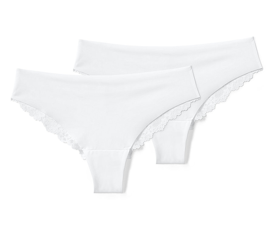 Dwie pary białych fig brazylijskich magic cut z koronką leżą na sobie.