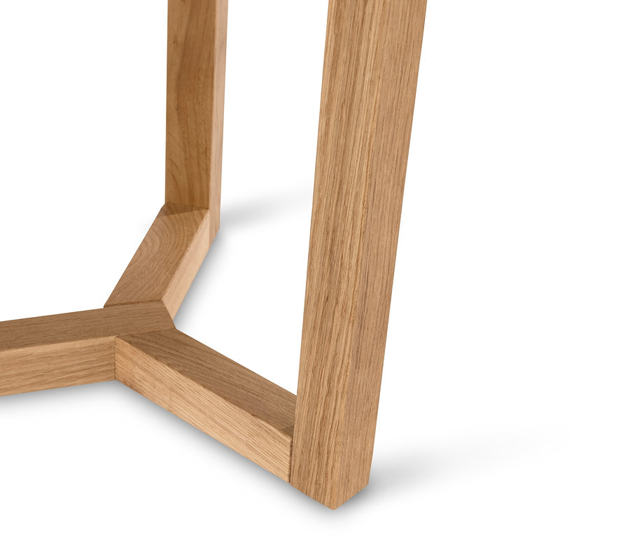 Szczegół drewnianej nogi stolika na białym tle.