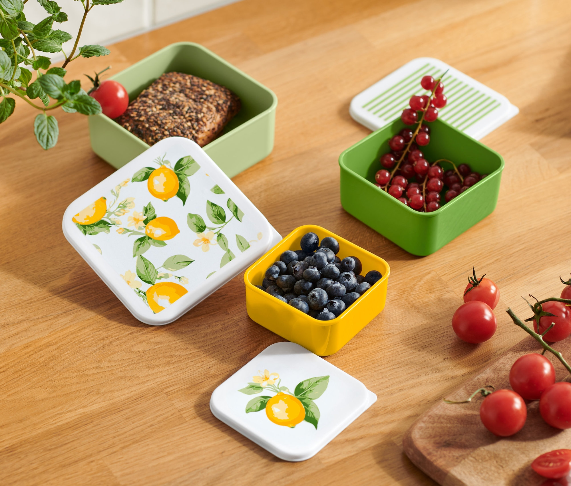 Widok z góry na drewniany stół z różnymi kolorowymi pudełkami na przekąski z owocami i warzywami.