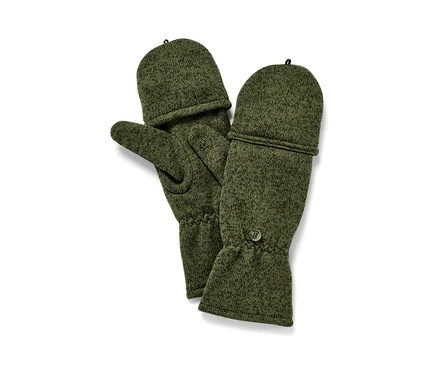 Dwie khaki rękawice-łapawice z dzianiny polarowej leżą na białym tle.