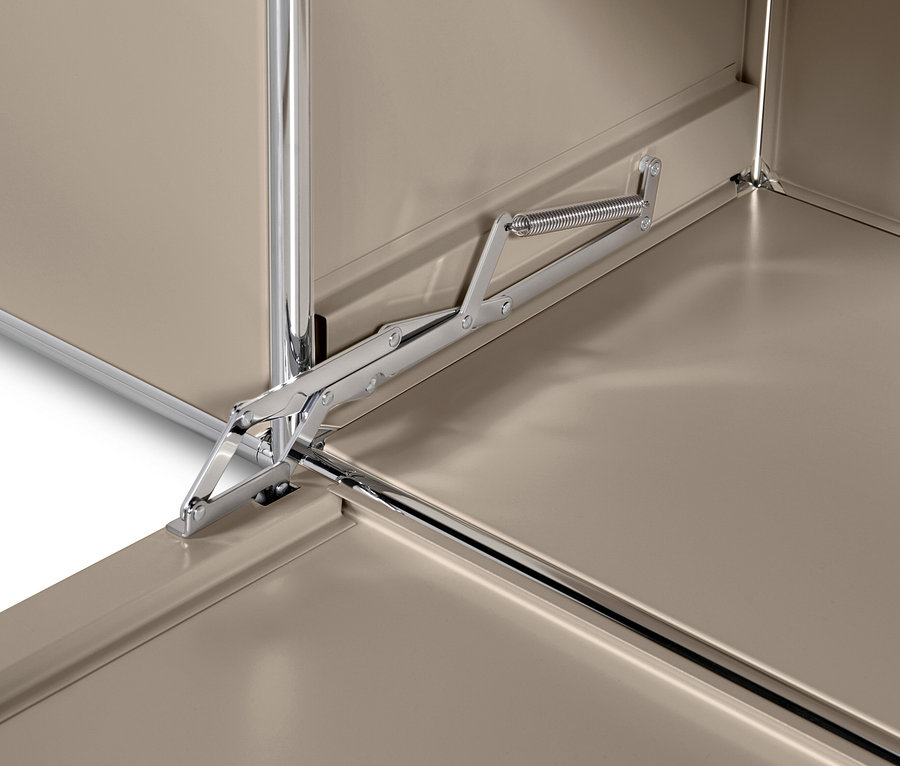 Detal szarobeżowej metalowej szafki typu sideboard „CN3” z 2 klapami i szklaną półką.