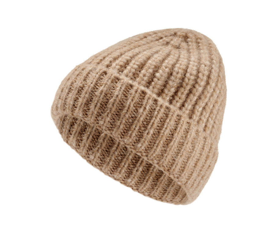 Karmelowa czapka z dzianiny na białym tle.