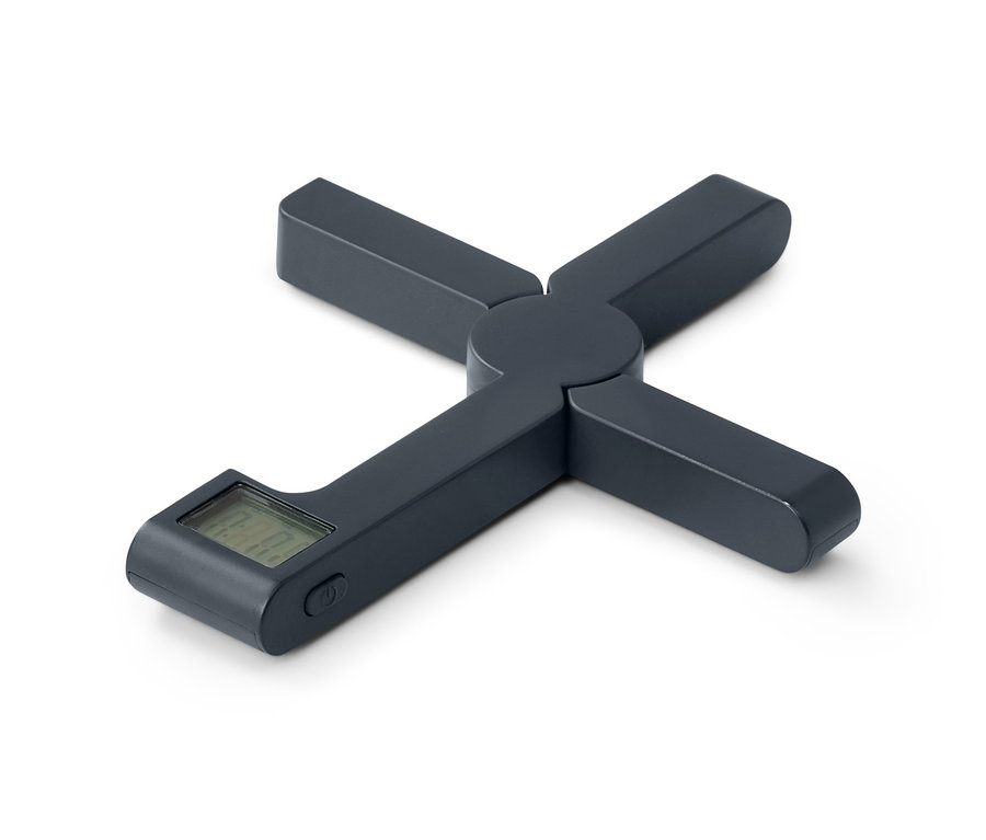 Składana waga kuchenna w kolorze ciemnoszarym na białym tle.