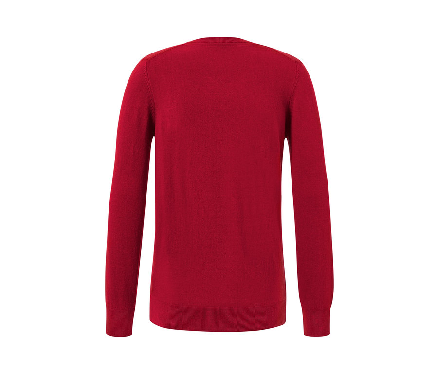 Czerwony sweter z dekoltem w serek.