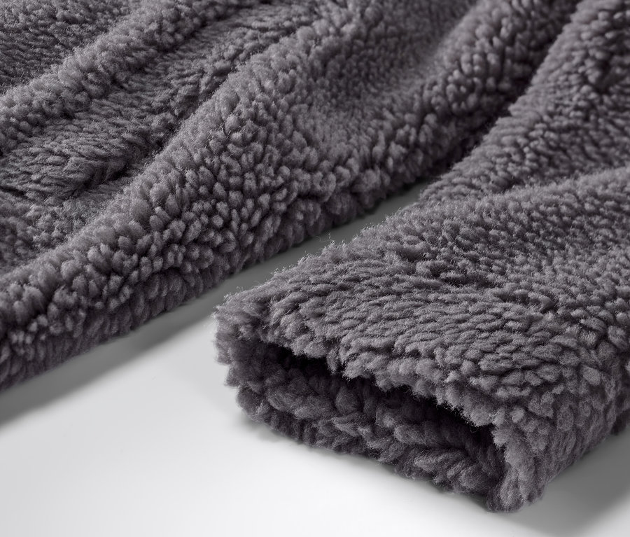 Detal pluszowego płaszcza z kapturem.