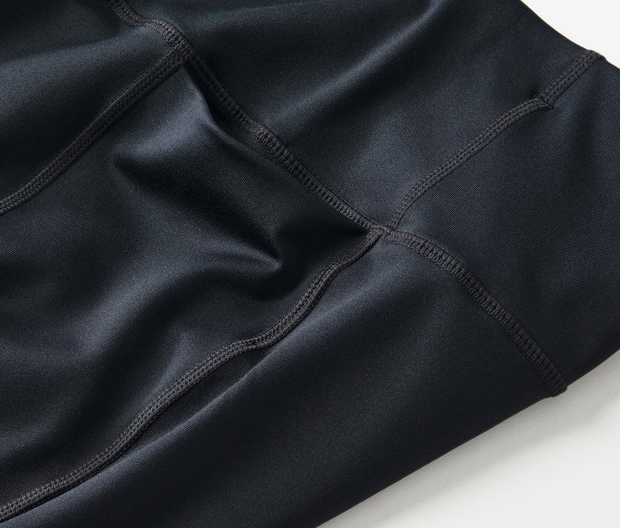 Zbliżenie na spodnie sportowe modelujące sylwetkę.