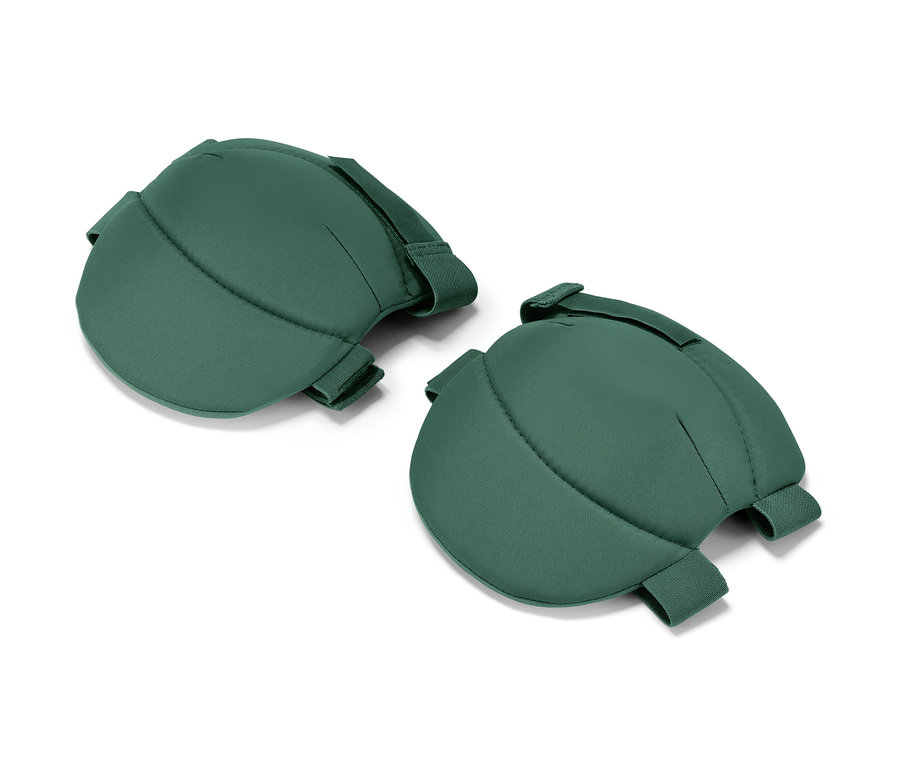 Dwa zielone ogrodowe ochraniacze na kolana na białym tle.