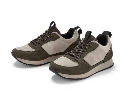 Dwa buty typu sneakers ze skóry welurowej w kolorze beżowym i khaki.