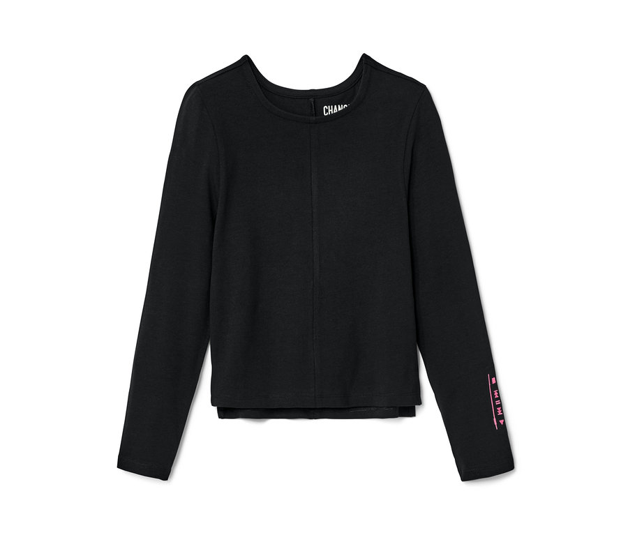 Czarna koszulka dziecięca z długim rękawem leży na białym tle.