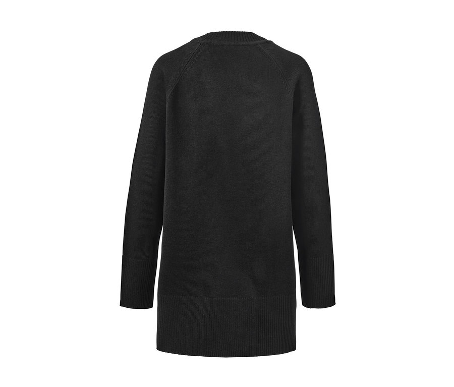 Widok z tyłu na długi, czarny sweter z dzianiny.