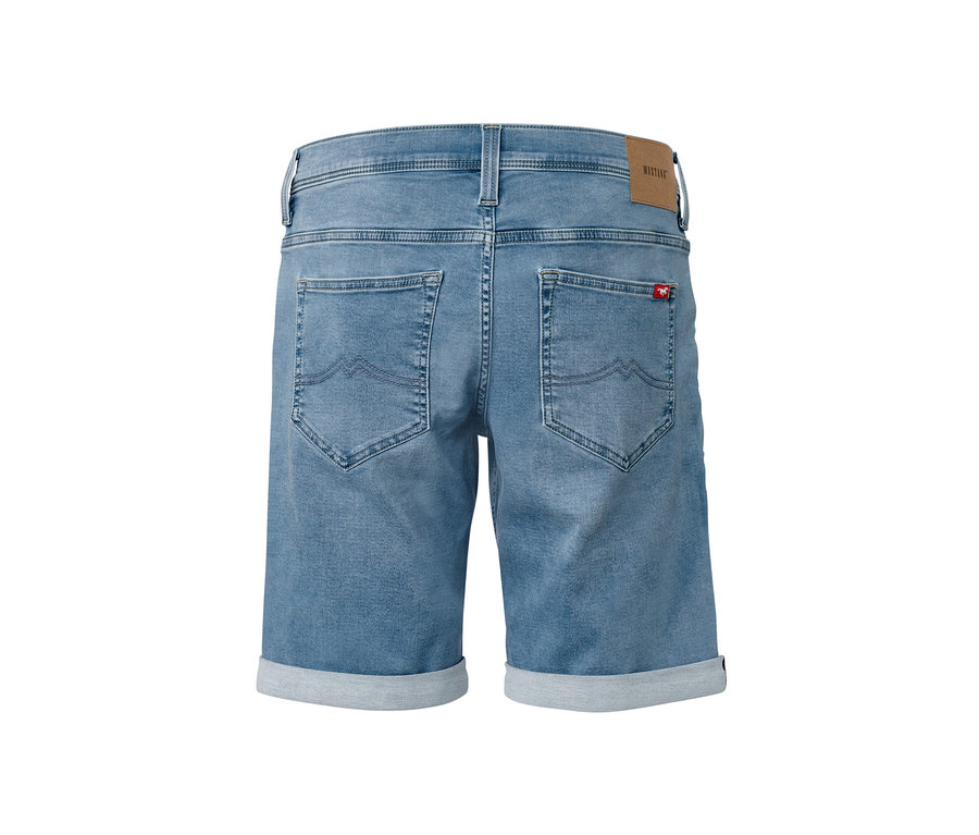 Błękitne szorty dżinsowe „Mustang” widziane z tyłu.