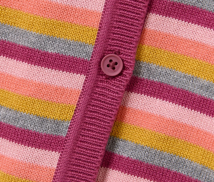 Zbliżenie na sweter z dzianiny w kolorowe paski z guzikiem.