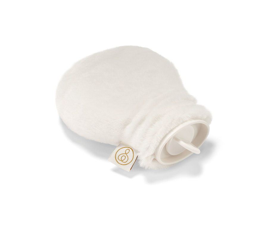 Minitermofor z białym pluszowym pokrowcem leży na białym tle.