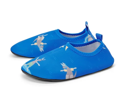 Niebieskie buty kąpielowe dla dzieci z nadrukiem kangurów.