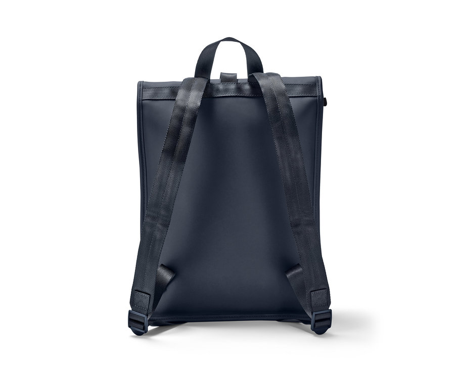 Widok z tyłu plecaka przeciwdeszczowego.