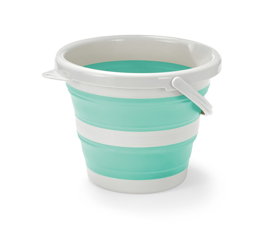 Składane wiadro w kolorze turkusowym z białymi paskami i białym obramowaniem.