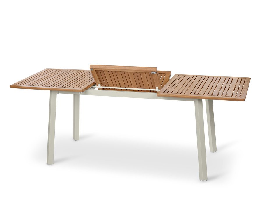 Częściowo rozłożony stół ogrodowy »Liska« z drewnianym blatem i jasnymi nogami.