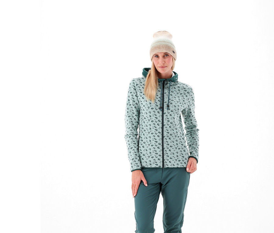 Kobieta ma na sobie kurtkę CMP.