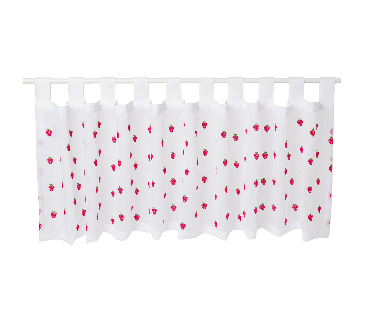 Haftowana krótka firanka z czerwonymi truskawkami wisząca na karniszu.