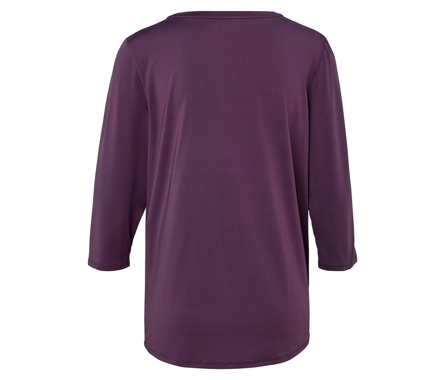 Szczegół fioletowej bluzki z rękawami trzy czwarte.